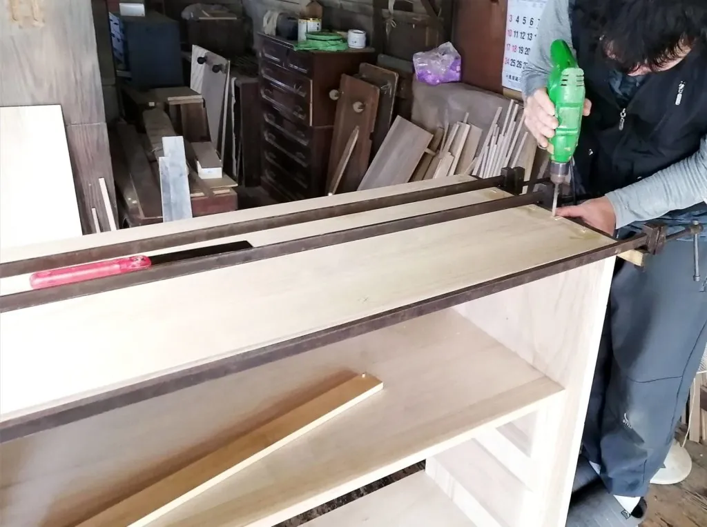 端金で締めながら本体を組み立てる